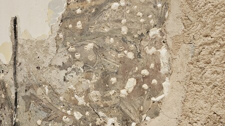 Stenska poslikava Marije z detetom na steni v nadstropju